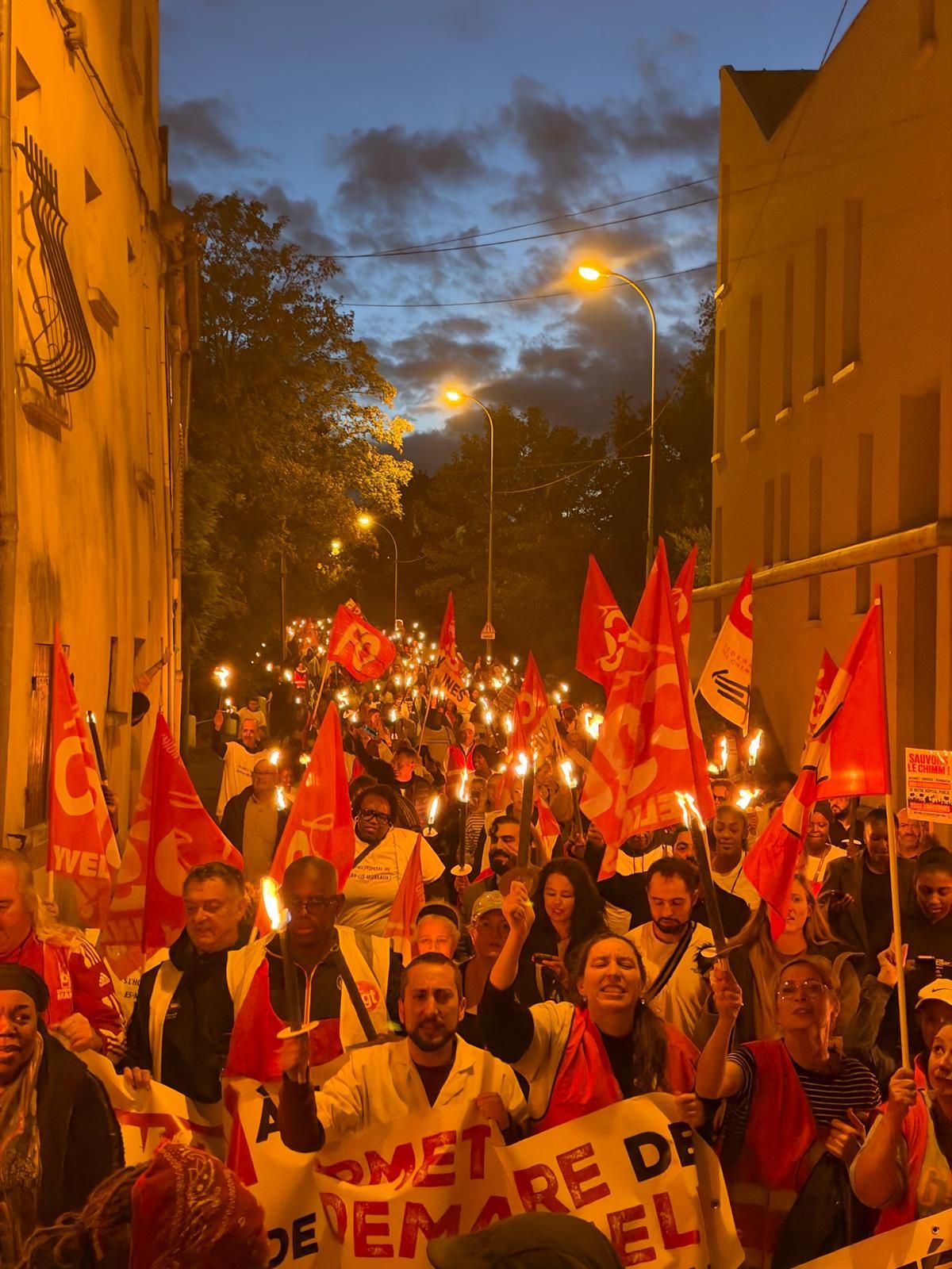 Immense marche aux flambeaux pour sauver l'hôpital des Mureaux !!!!