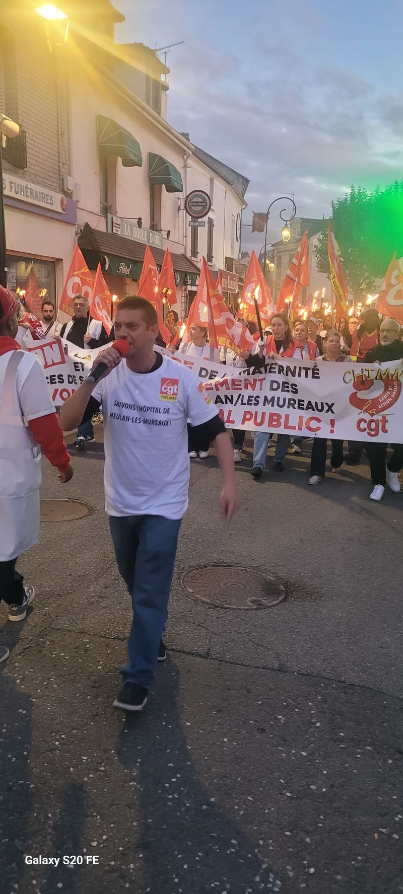 Immense marche aux flambeaux pour sauver l'hôpital des Mureaux !!!!