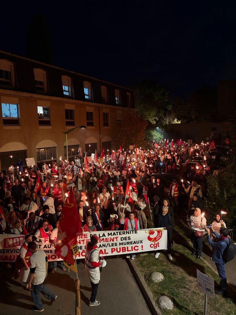 Immense marche aux flambeaux pour sauver l'hôpital des Mureaux !!!!